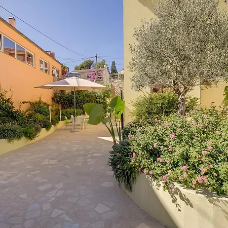 Jasna Near Cikat Bay And Center With Private Parking Mali Lošinj